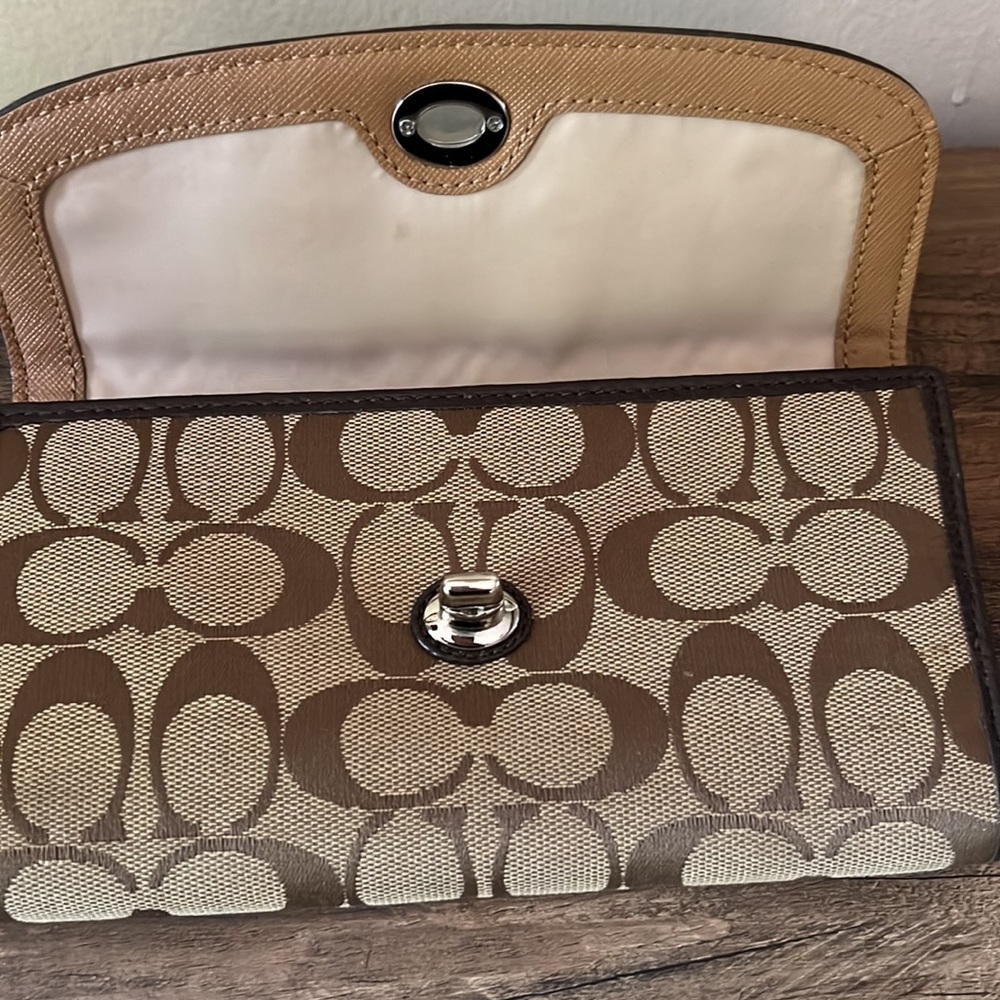 Wallet coach used  once 16% discount